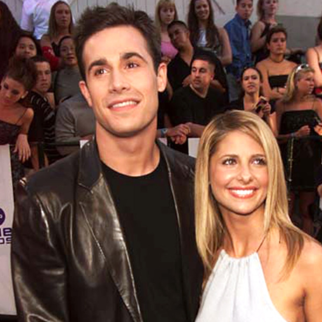 How Sarah Michelle Gellar Freddie Prinze Jr S Romance Remains Sweet E Online